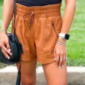 Women's Stretch Woven Mid-Rise  
Shorts 4" All in Motion Color Chestnut Size M
